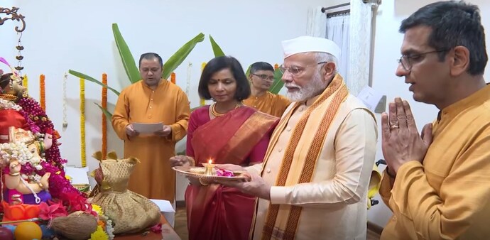 PM Modi at CJI DY Chandrachud's Delhi Residence PM Modi at CJI DY Chandrachud's Delhi Residence