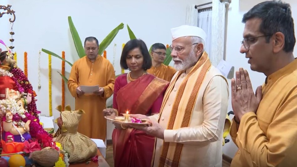 PM Modi भारत के मुख्य न्यायाधीश के आवास पर गणेश पूजा में शामिल हुए 2 PM Modi भारत के मुख्य न्यायाधीश के आवास पर गणेश पूजा में शामिल हुए