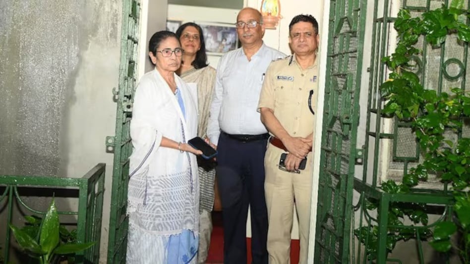 The doctors arrived at Mamata Banerjee's residence just hours after the Chief Minister made a surprise visit to their protest site, promising to address their demands. The doctors arrived at Mamata Banerjee's residence just hours after the Chief Minister made a surprise visit to their protest site, promising to address their demands.