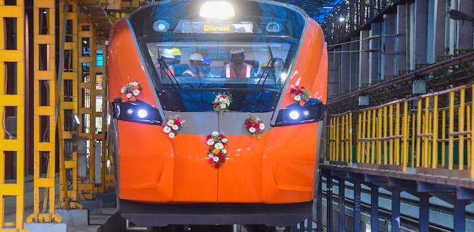 The train has seating arrangements for 1,150 passengers and can accommodate up to 2,058 standing passengers. The train has seating arrangements for 1,150 passengers and can accommodate up to 2,058 standing passengers.