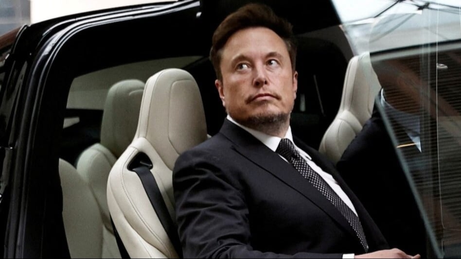 James Bond in real life: Elon Musk shows off driverless feature, says soon you may call your Tesla from anywhere James Bond in real life: Elon Musk shows off driverless feature, says soon you may call your Tesla from anywhere