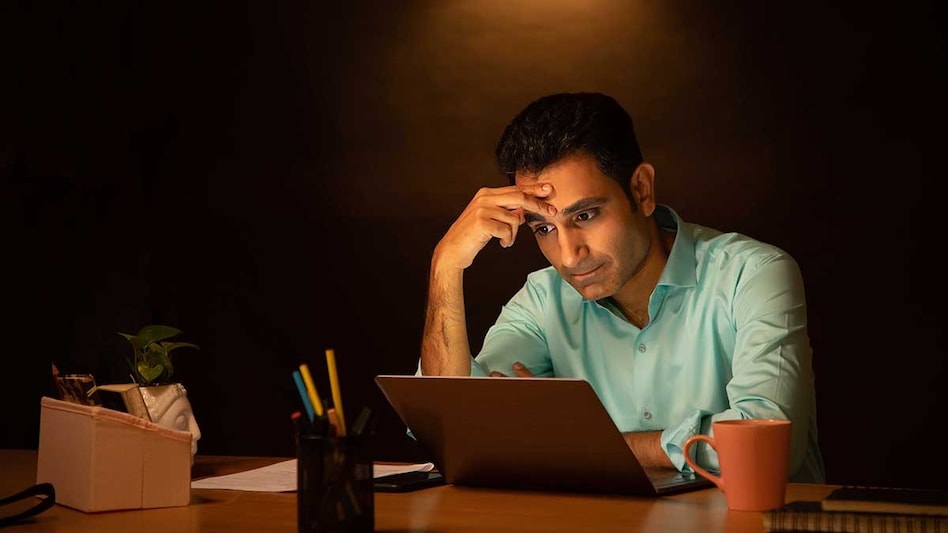 Alarming work trend! Salaried corporate employees work longer hours than their casual peers: Survey Alarming work trend! Salaried corporate employees work longer hours than their casual peers: Survey