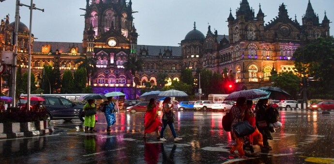 Some roads were turned into fast-moving water as several areas received more than 100 mm of rain in 5 hours of evening. Some roads were turned into fast-moving water as several areas received more than 100 mm of rain in 5 hours of evening.