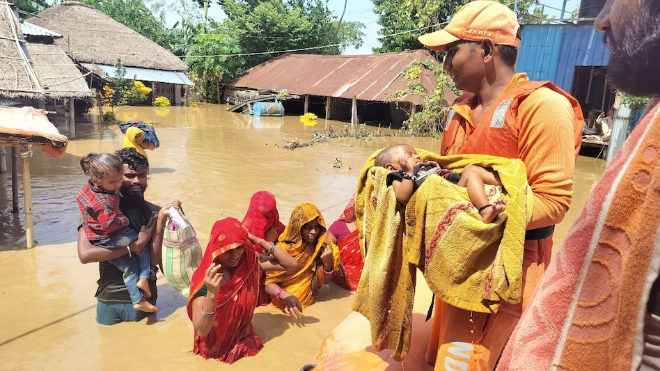 The water level of several rivers Gandak, Kosi, Bagmati, Burhi Gandak, Kamla Balan and Mahananda and the Ganga -- has been rising across the state, following continuous rainfall over the past two-three days. The water level of several rivers Gandak, Kosi, Bagmati, Burhi Gandak, Kamla Balan and Mahananda and the Ganga -- has been rising across the state, following continuous rainfall over the past two-three days.