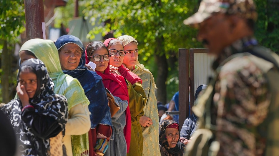 Polling began at 7 am in 16 assembly constituencies across three border districts in north Kashmir under heavy security measures Polling began at 7 am in 16 assembly constituencies across three border districts in north Kashmir under heavy security measures