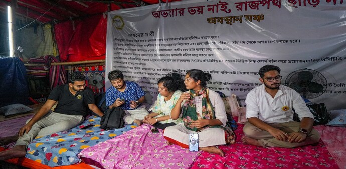 Few junior doctors, protesting over the alleged rape and murder of their colleague at the RG Kar hospital, began their fast unto death on October 5. Few junior doctors, protesting over the alleged rape and murder of their colleague at the RG Kar hospital, began their fast unto death on October 5.