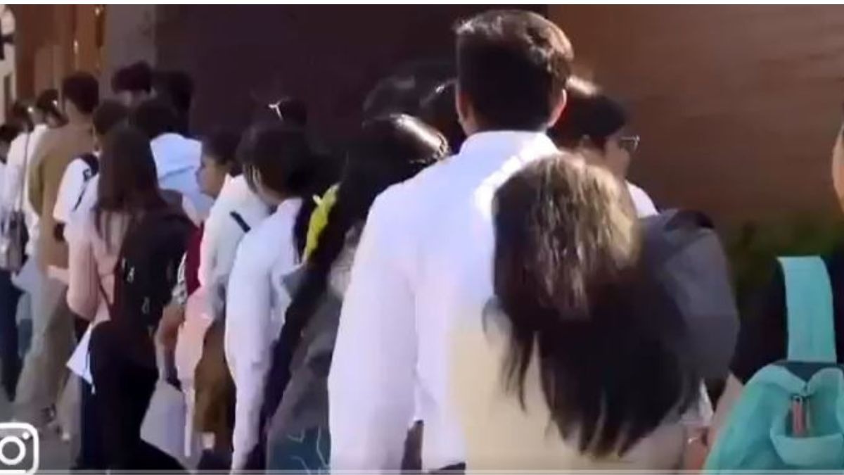 The video, reportedly filmed in Toronto, Canada, shows dozens of students lined up outside a restaurant, hoping to secure a job as a waiter or server. The video, reportedly filmed in Toronto, Canada, shows dozens of students lined up outside a restaurant, hoping to secure a job as a waiter or server.