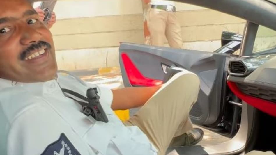 The officer, clearly thrilled, hesitated at first, admitting he wasn’t sure how to enter such a high-end vehicle. The officer, clearly thrilled, hesitated at first, admitting he wasn’t sure how to enter such a high-end vehicle.