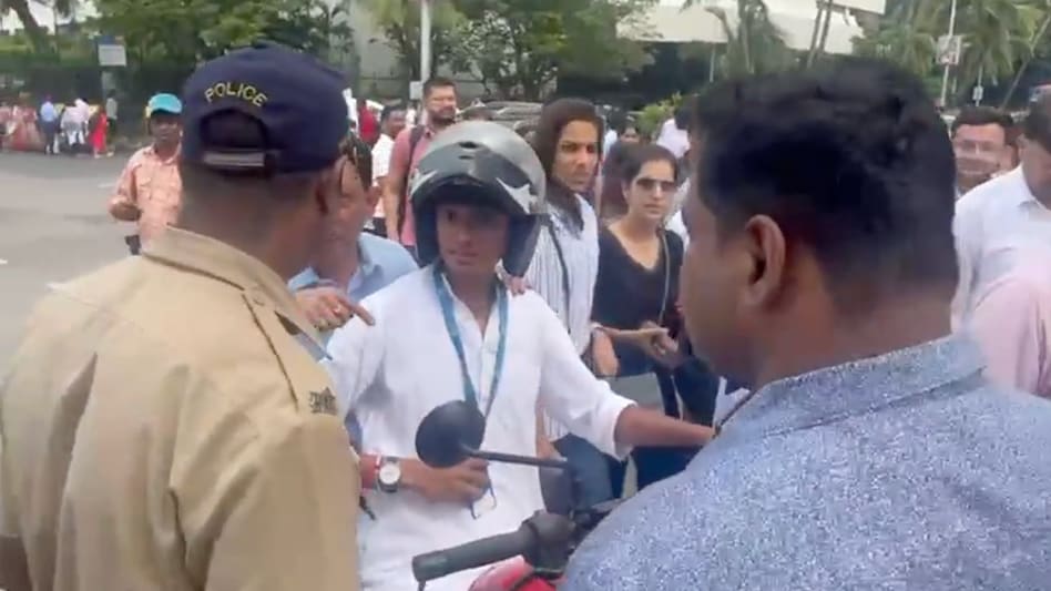 Shantanu Naidu stopped by Mumbai Police on his way to Ratan Tata's funeral (X@imvivekgupta) Shantanu Naidu stopped by Mumbai Police on his way to Ratan Tata's funeral (X@imvivekgupta)