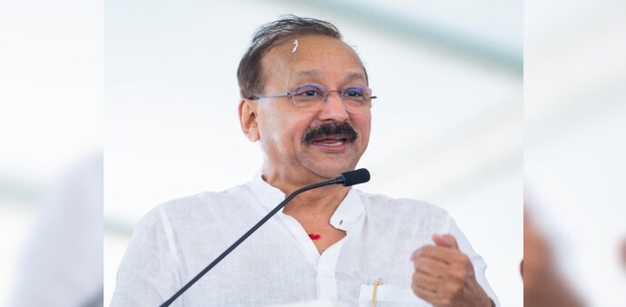 The gunmen fired six bullets, with four hitting the 66-year-old politician. He was rushed to Lilavati Hospital but succumbed to his injuries. The gunmen fired six bullets, with four hitting the 66-year-old politician. He was rushed to Lilavati Hospital but succumbed to his injuries.