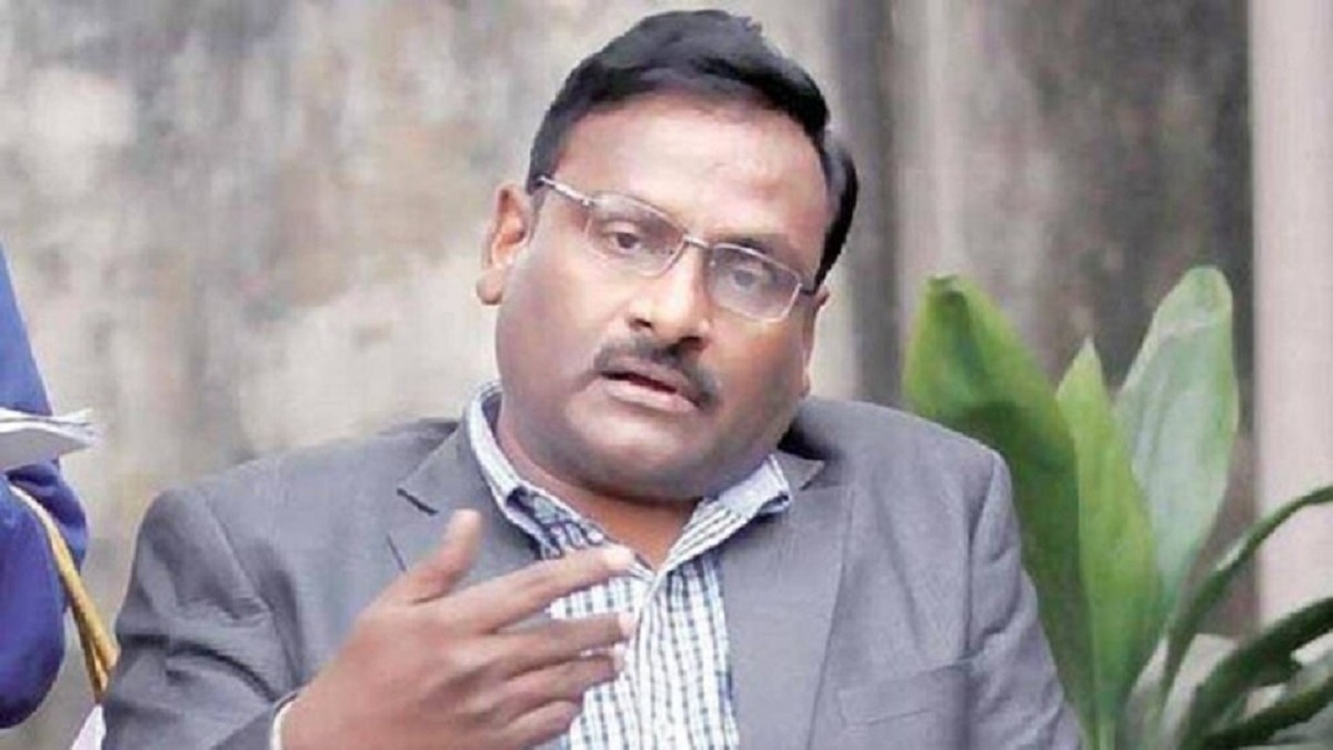 Following his acquittal, the wheelchair-bound Saibaba walked out of the Nagpur Central Jail after 10 years. Following his acquittal, the wheelchair-bound Saibaba walked out of the Nagpur Central Jail after 10 years.