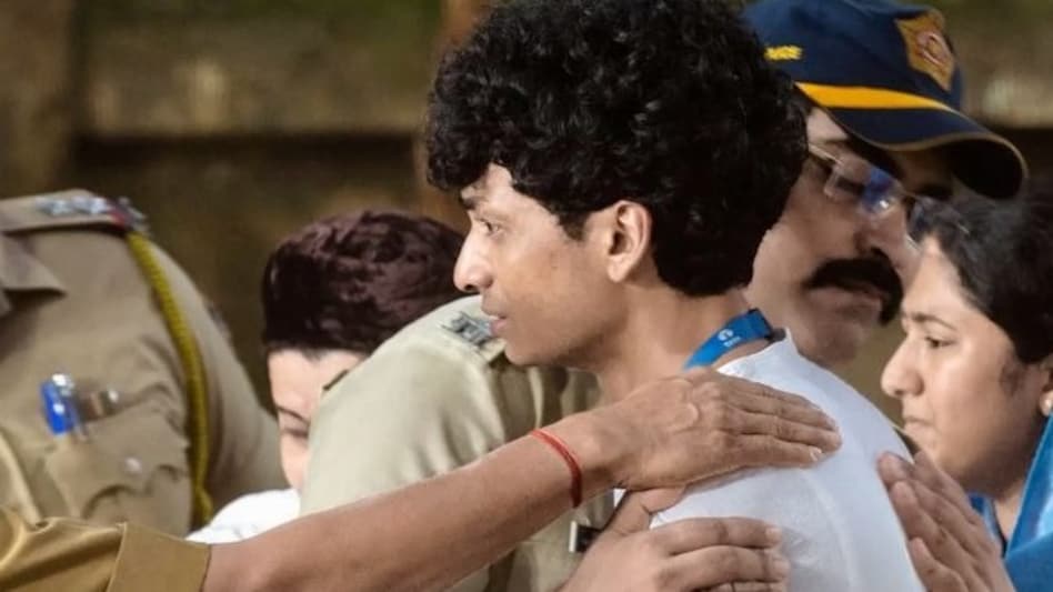 The gesture was simple yet deeply meaningful, reflecting the collective grief over the loss of a man who had impacted many lives, including Naidu’s. The gesture was simple yet deeply meaningful, reflecting the collective grief over the loss of a man who had impacted many lives, including Naidu’s.