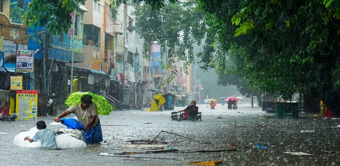 In anticipation of the worsening weather, schools and colleges in four districts—Chennai, Tiruvallur, Kancheepuram, and Chengalpattu—have been closed. In anticipation of the worsening weather, schools and colleges in four districts—Chennai, Tiruvallur, Kancheepuram, and Chengalpattu—have been closed.