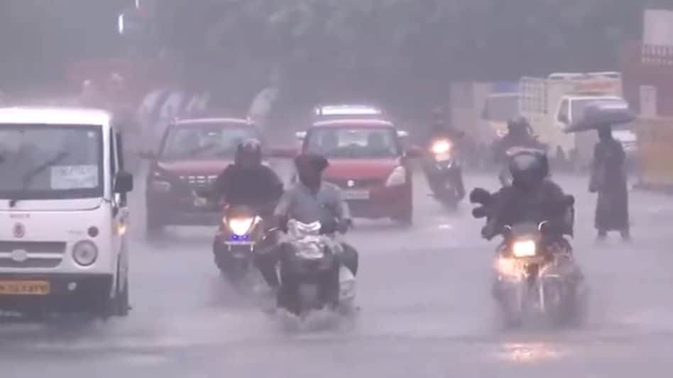 'Northeast Monsoon is very rigorous over Tamil Nadu': IMD warns of heavy to extremely heavy rainfall in next 24 hrs 'Northeast Monsoon is very rigorous over Tamil Nadu': IMD warns of heavy to extremely heavy rainfall in next 24 hrs