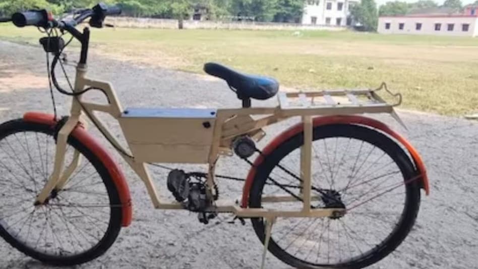 Mantosh, a welding mechanic, spent six months working on an innovative e-cycle powered by a battery, similar to an e-bike. His hard work has earned him great praise from the villagers. Mantosh, a welding mechanic, spent six months working on an innovative e-cycle powered by a battery, similar to an e-bike. His hard work has earned him great praise from the villagers.