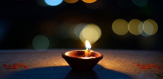 The confusion around the dates stems from the overlapping of the Amavasya tithi between October 31 and November 1. The confusion around the dates stems from the overlapping of the Amavasya tithi between October 31 and November 1.
