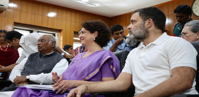 Priyanka Gandhi files her nomination for Wayanad; Rahul Gandhi, Mallikarjun Kharge accompany her Priyanka Gandhi files her nomination for Wayanad; Rahul Gandhi, Mallikarjun Kharge accompany her
