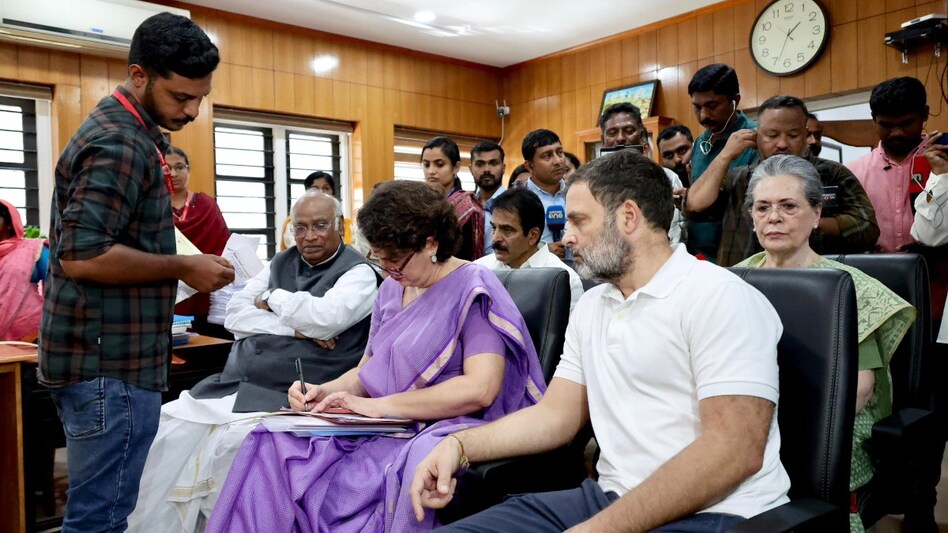 Responding swiftly, Congress spokesperson Supriya Shrinate posted photos showing Kharge seated with senior Congress leaders Sonia Gandhi, Rahul Gandhi, and Priyanka Gandhi, dismissing the BJP’s claims Responding swiftly, Congress spokesperson Supriya Shrinate posted photos showing Kharge seated with senior Congress leaders Sonia Gandhi, Rahul Gandhi, and Priyanka Gandhi, dismissing the BJP’s claims