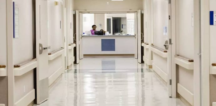 Understanding the distinction between network and non-network hospitals is critical for anyone with health insurance because it affects both the treatment process and prices. Understanding the distinction between network and non-network hospitals is critical for anyone with health insurance because it affects both the treatment process and prices.
