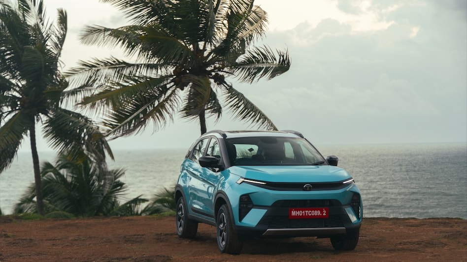 From a design perspective, the Nexon CNG closely resembles its petrol and diesel counterparts, with sharp LED DRLs, a bold lower bumper, and stylish 16-inch alloy wheels. From a design perspective, the Nexon CNG closely resembles its petrol and diesel counterparts, with sharp LED DRLs, a bold lower bumper, and stylish 16-inch alloy wheels.