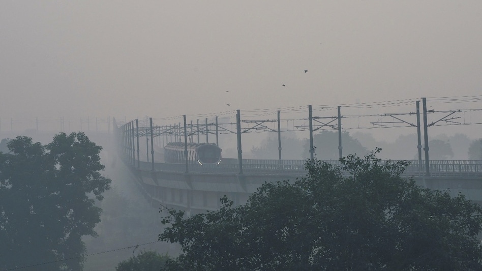 Delhi air pollution: Air quality remains at 273 in 'poor' category on Wednesday Delhi air pollution: Air quality remains at 273 in 'poor' category on Wednesday