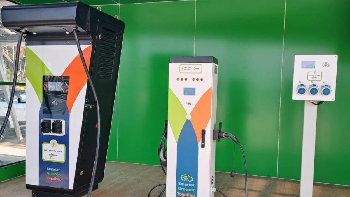 The carport is equipped with advanced features, including app-based vehicle charging and battery monitoring, providing users with real-time updates on their vehicle's charging status. The carport is equipped with advanced features, including app-based vehicle charging and battery monitoring, providing users with real-time updates on their vehicle's charging status.