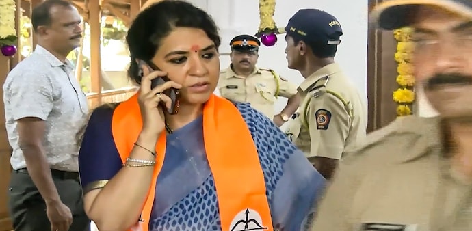 Shiv Sena leader and Mahayuti candidate from Mumbadevi constituency Shaina NC reaches Nagpada Police Station, in Mumbai, on November 1. Shiv Sena leader and Mahayuti candidate from Mumbadevi constituency Shaina NC reaches Nagpada Police Station, in Mumbai, on November 1.