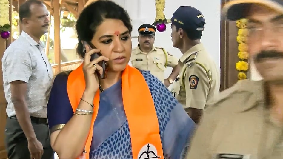 Shiv Sena leader and Mahayuti candidate from Mumbadevi constituency Shaina NC reaches Nagpada Police Station, in Mumbai, on November 1. Shiv Sena leader and Mahayuti candidate from Mumbadevi constituency Shaina NC reaches Nagpada Police Station, in Mumbai, on November 1.