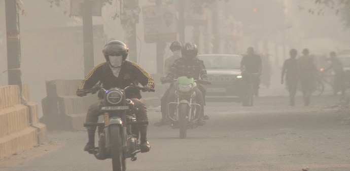 Delhi air pollution: AQI remains in 'very poor' category at 373 Delhi air pollution: AQI remains in 'very poor' category at 373
