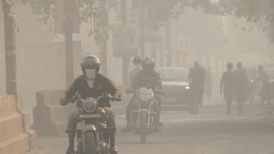Delhi air pollution: AQI worsens to 384 on Tuesday, govt calls for review meeting Delhi air pollution: AQI worsens to 384 on Tuesday, govt calls for review meeting