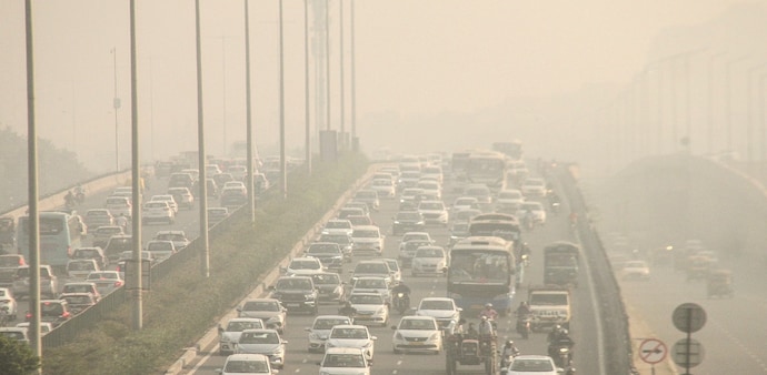 Delhi air pollution: AQI improves slightly but still in 'very poor' category Delhi air pollution: AQI improves slightly but still in 'very poor' category