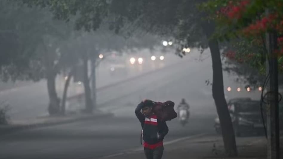 Delhi air pollution: AQI hovers at 355 in 'very poor' category Delhi air pollution: AQI hovers at 355 in 'very poor' category