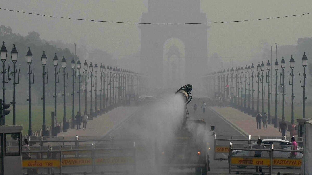 Delhi air pollution: AQI hovers at 355, likely to remain over 350 in coming couple of days Delhi air pollution: AQI hovers at 355, likely to remain over 350 in coming couple of days