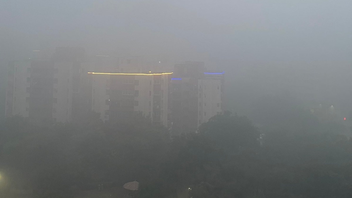 Delhi on Wednesday logged 'very poor' air quality for the 15th consecutive day. Delhi on Wednesday logged 'very poor' air quality for the 15th consecutive day.