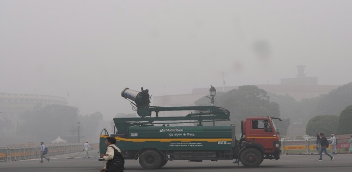 Smog engulfs Delhi on Wednesday; flights diverted and delayed Smog engulfs Delhi on Wednesday; flights diverted and delayed