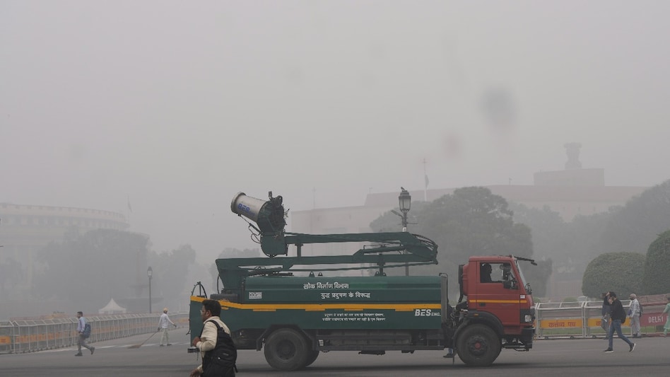Smog engulfs Delhi on Wednesday; flights diverted and delayed Smog engulfs Delhi on Wednesday; flights diverted and delayed