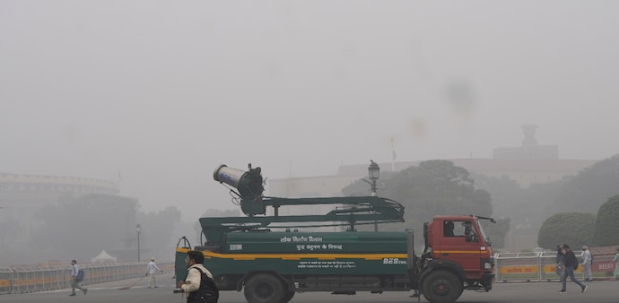 Smog engulfs Delhi on Thursday; flights diverted and delayed Smog engulfs Delhi on Thursday; flights diverted and delayed