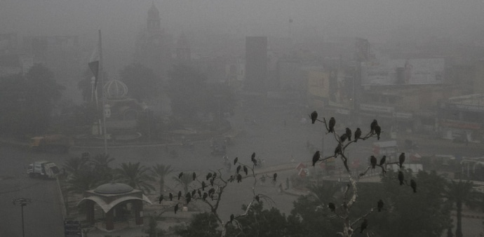 A street is shrouded in smog amid air pollution, during a morning in Multan, Pakistan, November 15. A street is shrouded in smog amid air pollution, during a morning in Multan, Pakistan, November 15.