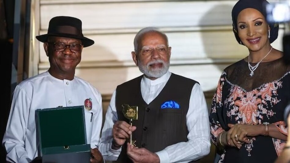 Nigerian President received PM Modi at Abuja airport Nigerian President received PM Modi at Abuja airport