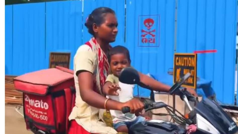 Facing rejection from various employers because of her child, she turned to food delivery as a solution, allowing her to earn a living while looking after her son. Facing rejection from various employers because of her child, she turned to food delivery as a solution, allowing her to earn a living while looking after her son.
