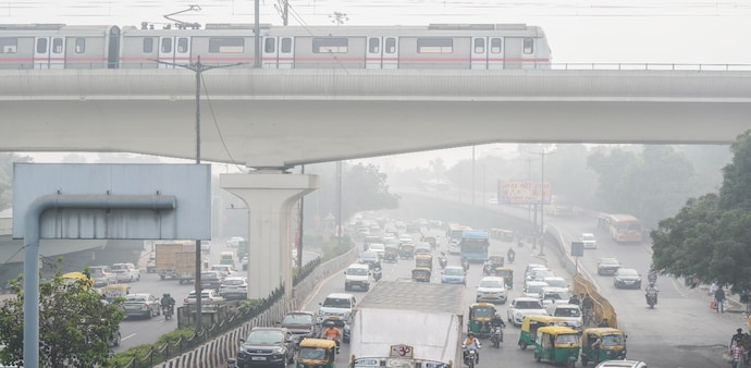 Delhi air pollution: Air quality worsens to 'severe plus' category Delhi air pollution: Air quality worsens to 'severe plus' category