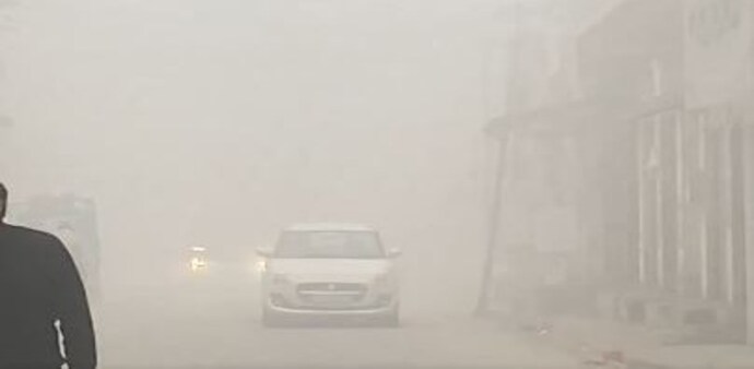 Delhi PollutionThe air quality in the national capital has been worsening, crossing the “severe plus” threshold with a 481 AQI today morning, according to the Central Pollution Control Board. Delhi PollutionThe air quality in the national capital has been worsening, crossing the “severe plus” threshold with a 481 AQI today morning, according to the Central Pollution Control Board.