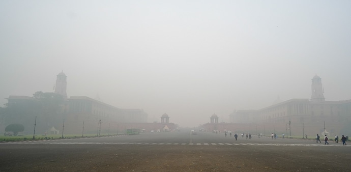 Delhi weather: National capital engulfed in a thick veil of smog Delhi weather: National capital engulfed in a thick veil of smog