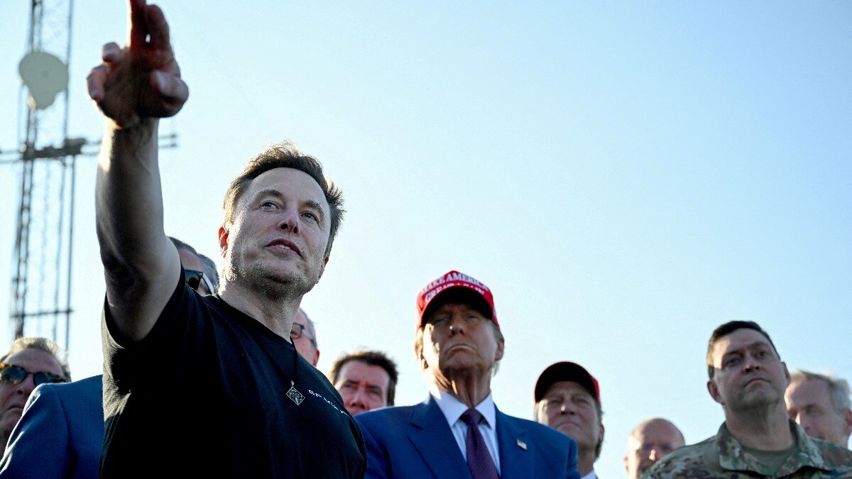Elon Musk speaks with Donald Trump and guests at a viewing of the launch of the sixth test flight of the SpaceX Starship, in Brownsville, Texas, U.S. Elon Musk speaks with Donald Trump and guests at a viewing of the launch of the sixth test flight of the SpaceX Starship, in Brownsville, Texas, U.S.