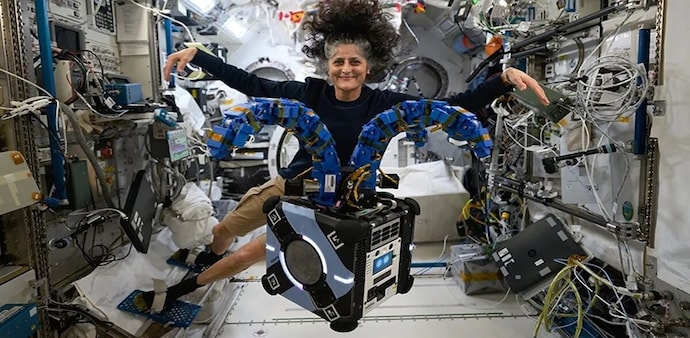 NASA reports that the leak has intensified. Air is escaping at a rate of 2 to 2.5 pounds per day, with occasional spikes, like the 3.7-pound loss recorded in April. NASA reports that the leak has intensified. Air is escaping at a rate of 2 to 2.5 pounds per day, with occasional spikes, like the 3.7-pound loss recorded in April.