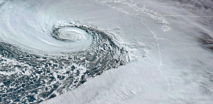 IMD Warns of Heavy Rain and Strong Winds as Cyclone Looms Over Tamil Nadu IMD Warns of Heavy Rain and Strong Winds as Cyclone Looms Over Tamil Nadu