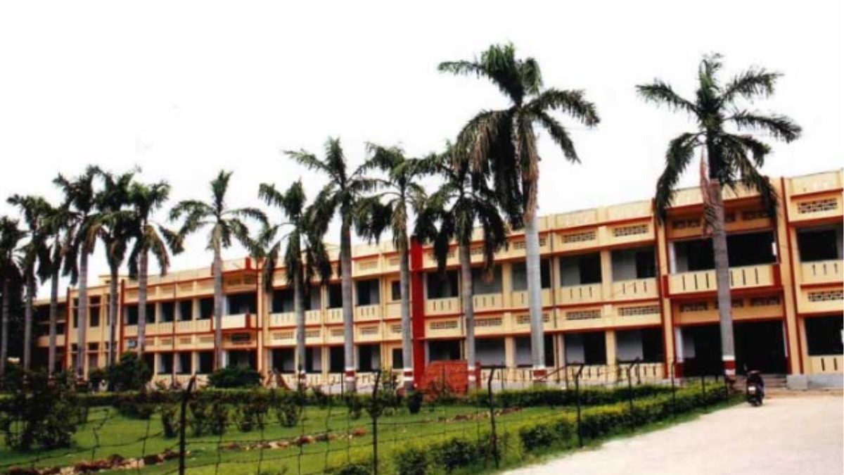 The huge campus houses UP Degree College, Inter College, Rajarshi Shishu Vihar, Rajarshi Public School, Rani Murar Girls School, etc. (Image source: upcollege.ac.in) The huge campus houses UP Degree College, Inter College, Rajarshi Shishu Vihar, Rajarshi Public School, Rani Murar Girls School, etc. (Image source: upcollege.ac.in)