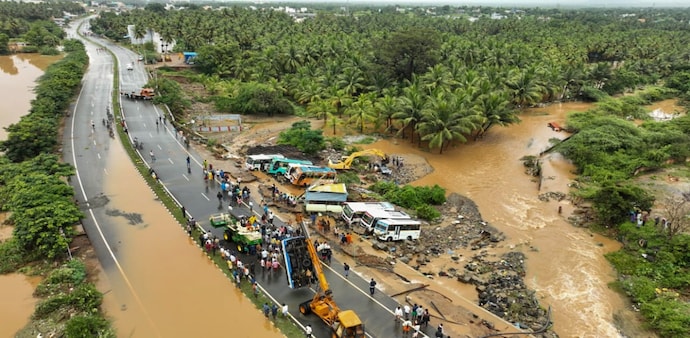 A crane lifts a damaged vehicle in flooded Uthangarai area following heavy rainfall in the aftermath of Cyclone Fengal in Krishnagiri district on December 2. A crane lifts a damaged vehicle in flooded Uthangarai area following heavy rainfall in the aftermath of Cyclone Fengal in Krishnagiri district on December 2.