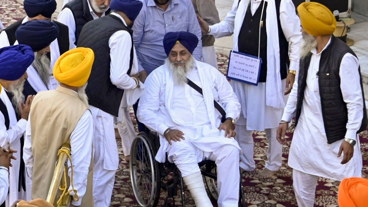 Sukhbir Singh Badal attacked at the Golden Temple in Amritsar Sukhbir Singh Badal attacked at the Golden Temple in Amritsar