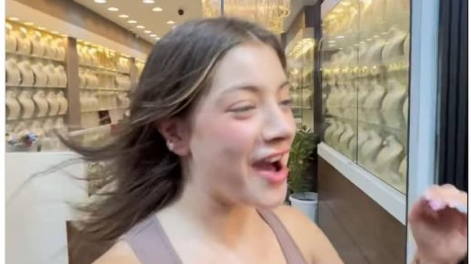 The influencer then stepped back into a nearby jewelry shop to monitor the reactions of passersby. The influencer then stepped back into a nearby jewelry shop to monitor the reactions of passersby.